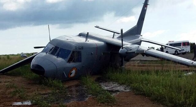 Pesawat Cassa U 623 yang mengalami kecelakaan di Lanud Leo Watimena Morotai (foto: ist)