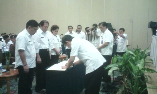 Walikota saat menandatangani pakta integritas dengan Kepala SKPD.