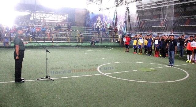 Pelaksanaan upacara dalam rangka pembukaan turnamen futsal antar kecamatan se-kota Manado di Champion Futsal Bahu