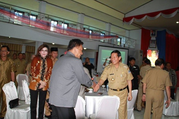 Walikota Manado saat bersalaman dengan Gubernur Olly Dondokambey di FGD BPK Kota Bitung.