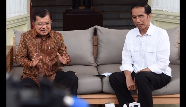 Joko Widodo dan Jusuf Kalla di beranda Instana Negara