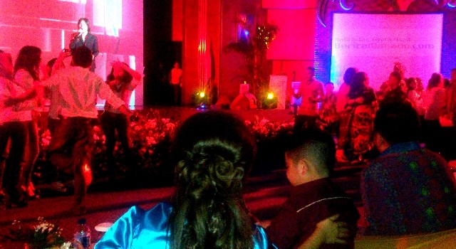 Mor Dominus Bastiaan dan keluarga sedang menikmati penampilan dari Once Mekel di Launching of Calendar Events Pesona Manado 2017