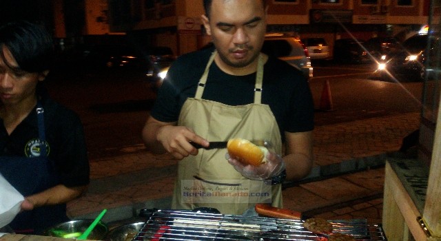 Rama Suoth saat mempersiapkan hidangan andalan, Odanam Burger