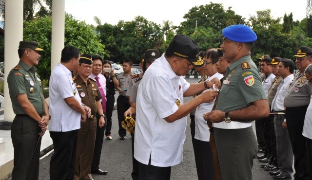 Gubernur Olly Dondokambey memasangkan pin kepada Komandan Denpom Letkol Cpm Michele Sopacua disaksikan oleh Danrem 131/Santiago Brigjen TNI Sulaiman Agusto