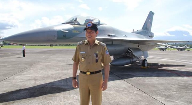 Vicky Lumentut mengabadikan momen pembukaan latihan perang Indonesia-Amerika Serikat dengan berfoto di depan pesawat tempur milik AS