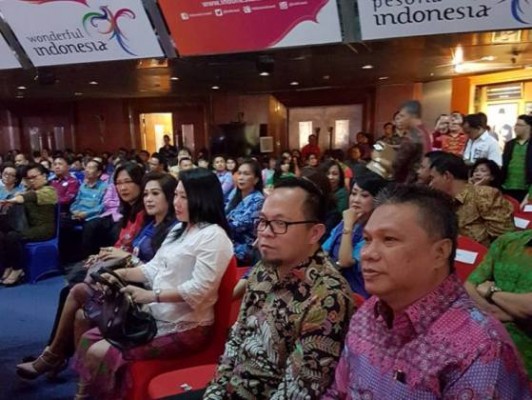 dr. Richard Sualang (Kacamata) saat menghadiri launching kalender wisata di Jakarta, bersama Hi. Amir Liputo (Mantan Ketua Komisi D Kota Manado, saat ini Anggota DPRD Provinsi Sulut)