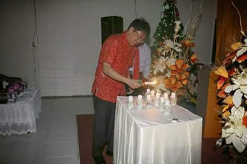 Ketua DPRD Sulut, Andrei Angouw memasang lilin Natal