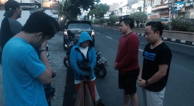 Anggota GMKI Manado mendoakan dan memberikan bantuan sembako kepada Ibu Dintje Moniung