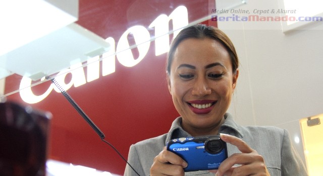 Salah satu pengunjung sedang mencoba produk Canon di Canon Image Square, KPC Datascrip Manado