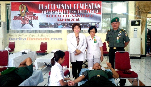 Kepala Penernagan Korem 131/Santiago Mayor Inf Fathan Ali sedang mendonorkan darahnya
