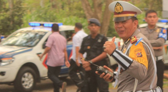 Kasat Lantas Polres Minahasa AKP Ferdinand Runtu nampak enjoy saat pengamanan jalur utama yang dilalui kendaraan Presiden Joko Widodo dan rombongan