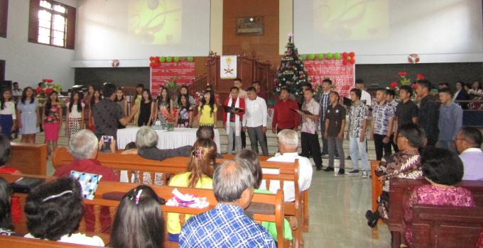 Paduan suara oleh pemuda di ibadah Natal hari kedua