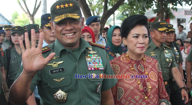 Panglima TNI Gatot Nurmantyo bersama isteri juga disambut meriah saat memasuki are Gedung Wale Ne Tou Tondano
