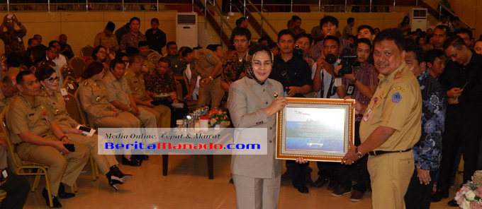 Gubernur Sulut Olly Dondokambey saat memberikan DIPA kepada Wali Kota Kotamobagu Tatong Bara