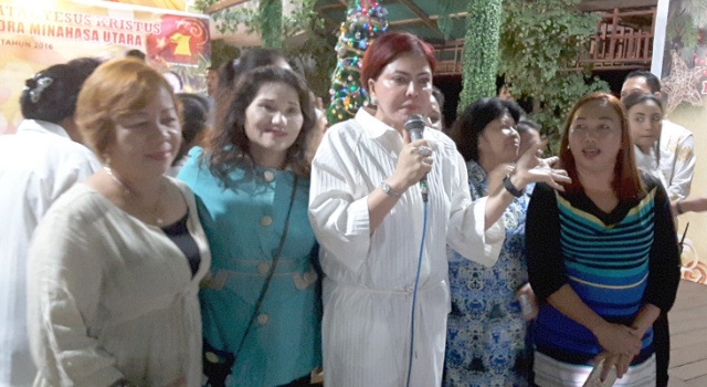 Bernyanyi bersama masyarakat Minahasa Utara.
