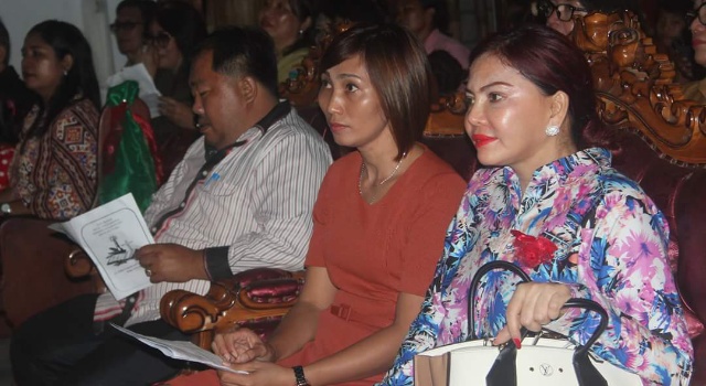 Bupati Vonnie Panambunan, Hukum Tua Winuri Shinta Kasso dan legislator Denny Wowiling mengikuti ibadah pra Natal.