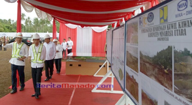 Presiden Jokowi melihat peta pembangunan bendungan Kuwil.