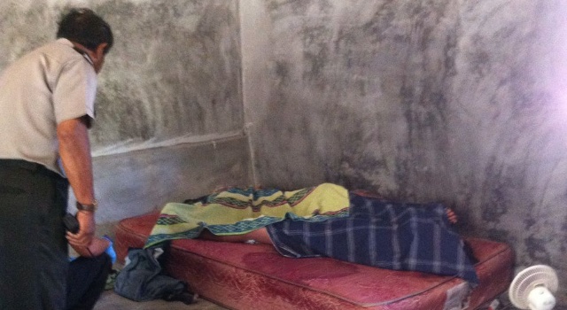 Pada saat ditemukan, korban (ditutup kain) dalam kondisi hanya memakai celana dalam dan dalam posisi tidur miring.