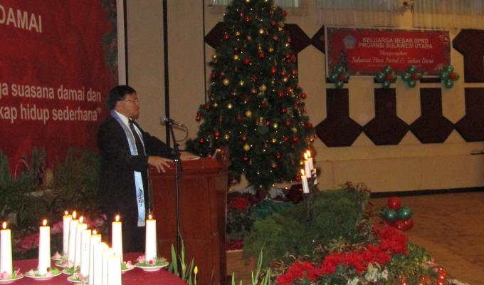 Pdt Dr Hein Arina MTh memimpin ibadah menyambut Natal keluarga besar DPRD Sulut