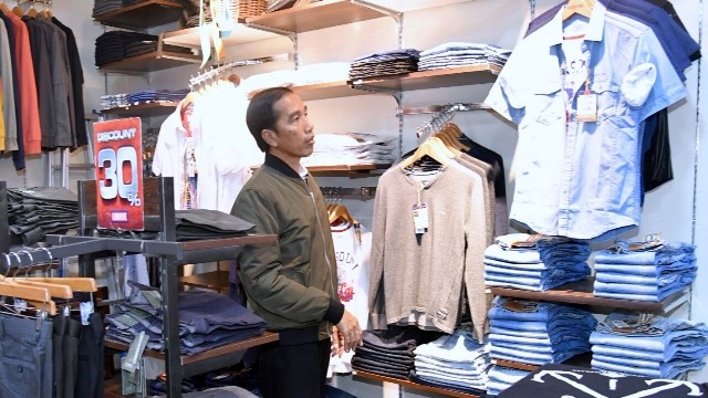 Presiden Joko Widodo melihat-lihat baju yang ada di salah satu outlet