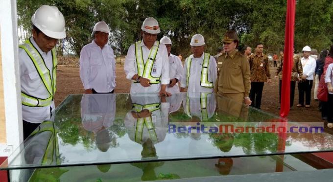 Presiden Jokowi ketika meninjau lokasi pembangunan waduk Kuwil