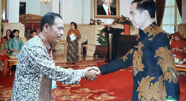 Hukum Tua Desa Kanonang Dua Welly Rawis saat berjabat tangan dengan Presiden RI Ir Jko Widodo