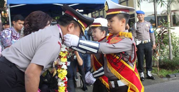 Kapolda Sulut, Irjen Pol Bambang disambut Polisi cilik