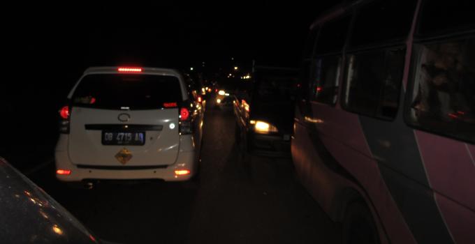 Kemacetan parah di ruas Maumbi, Minggu (25/12/2016) malam