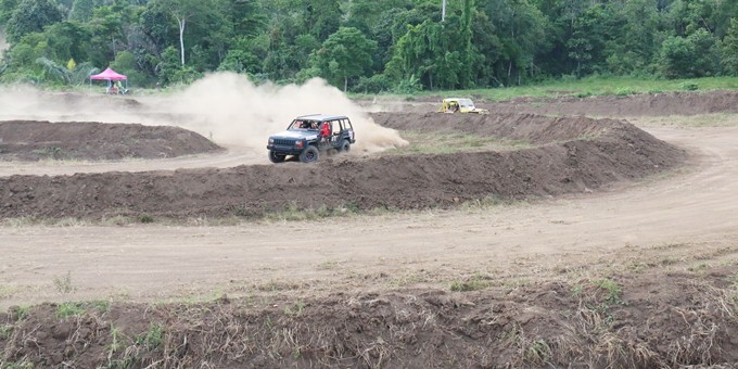 Mitra Christmas Offroad 4 BUPATI dan KAPOLRES Menunggangi CEROKE, Wakil Ketua DPRD TONNY LASUT dengan JEEP KUNING TEST LINTASAN
