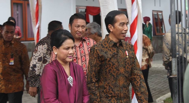 Presdien RI Ir Joko Widodo saat hendak menuju ke lokasi pelaksanaan Natal Nasional di Gedung Wale Ne Tou