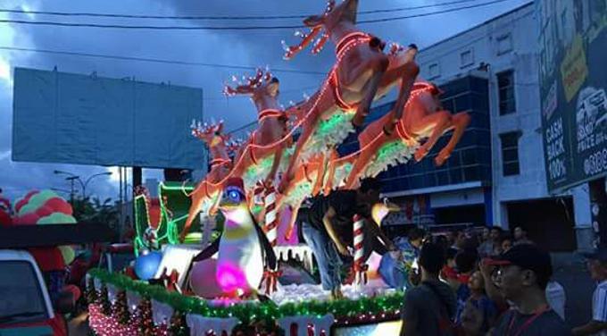 Parade kendaraan hias yang digelar, Sabtu (17/12/2016) malam, adalah bagian dari North Sulawesi Christmas Festival 2016