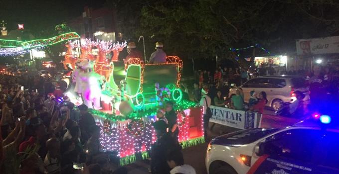 Pawai Natal parade mobil hias boulevard manado
