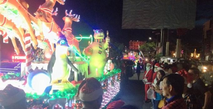 Pawai natal parade kendaraan hias boulevard manado