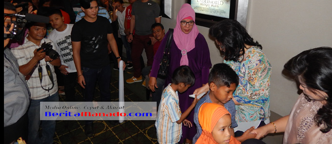 Rita Dondokambey Tamuntuan didampingi Ibu Sekprov Sulut Ivone Silangen Lombok memberikan diakonia bagi anak-anak yatim