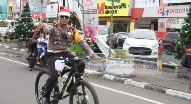 Kasat Lantas Polresta Manado Kompol Roy Tambajong memimpin pasukan Sat Lantas Polresta Manado dalam Parade Santa Clauss and Angels on Boulevard 2016, Rabu (28/12/2016) kemarin).