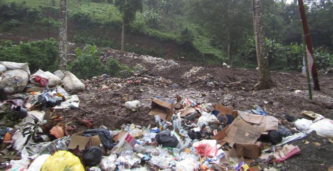 Sampah terpaksa dibuang dipinggir jalan (foto beritamanado.com, 27 November 2016)