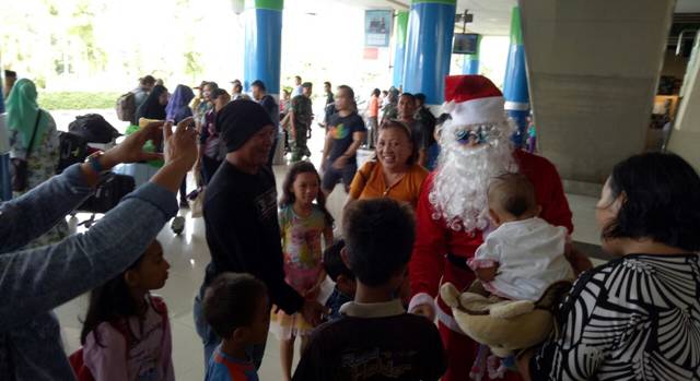 Santa Claus di Bandara Sam Ratulangi Manado