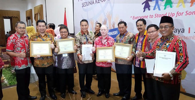 Sekda Farry Liwe mewakili bupati menerima penghargaan HAM