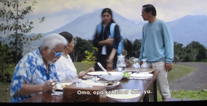 Cuplikan film Senjakala di Manado dengan latar belakang pemandangan Gunung Lokon