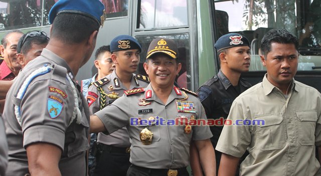 Kapolri Jenderal Polisi Tito Karnavian nampak bersahaja saat dikawal oleh beberapa polisi saat menuju Gedung Wale Ne Tou Tondano