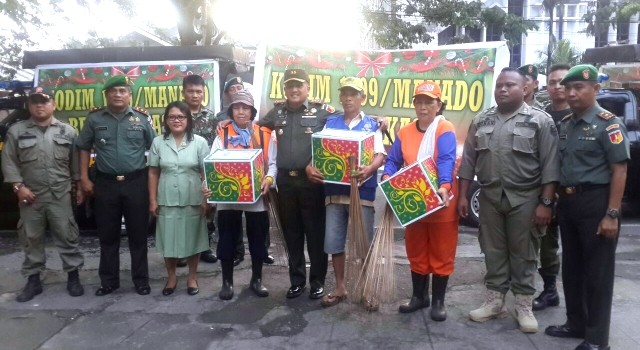 Letkol Arm Johanes Toar Pioh bersama para petugas kebersihan kota Manado