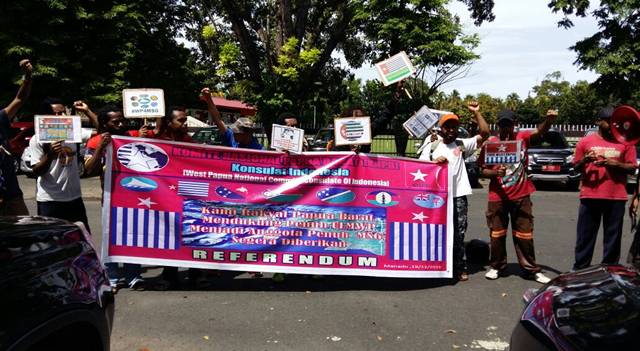 Warga Papua menggelar aksi demo di DPRD Sulut