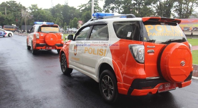 Dua unit mobil hadiah dari Olly Dondokambey untuk Polda Sulut