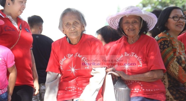 Para lansia kompak dengan baju merah dan berbaur dengan masyarakat lainnya menanti kedatangan Presiden. Meski hanya bisa melihat Presiden Jokowi dari jauh, tapi para lansia ini tetap bersemangat