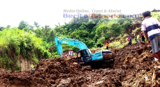 Proses pencarian korban yang tertimbun tanah longsor di Desa Tikela.