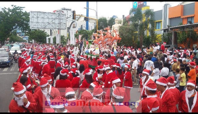 Para peserta parade santa clauss on boulevard sedang bersiap di garis start
