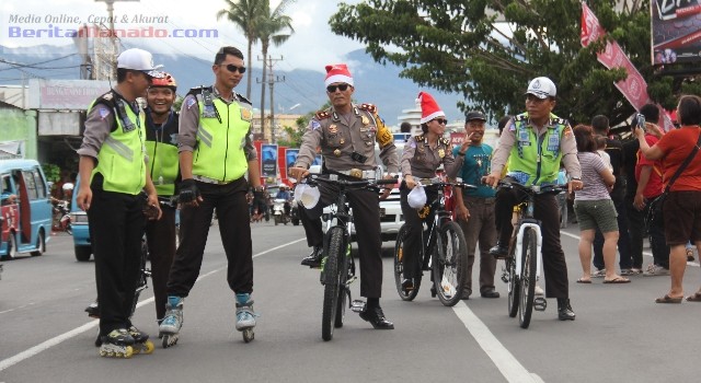 Selain menjalankan tugas mengatur lalu lintas, Sat Lantas Polresta Manado juga tampil kece dengan sepatu roda dan sepeda dan membaur dengan peserta lainnya.