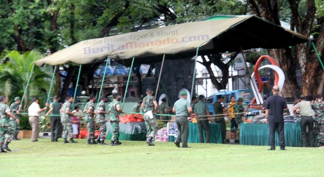 Para anggota TNI sedang membuat tenda untuk stand Denzibang dalam waktu tidak lebih dari 20 menit