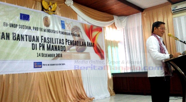 Walikota Manado Vicky Lumentut saat memberi sambutan dalam peresmian Bantuan Fasilitas Pengadilan Anak