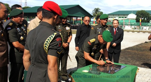Kepada Staf Angkatan Darat (KASAD) Jenderal TNI Mulyono menandatangani prasasti Kodam XIII/Merdeka